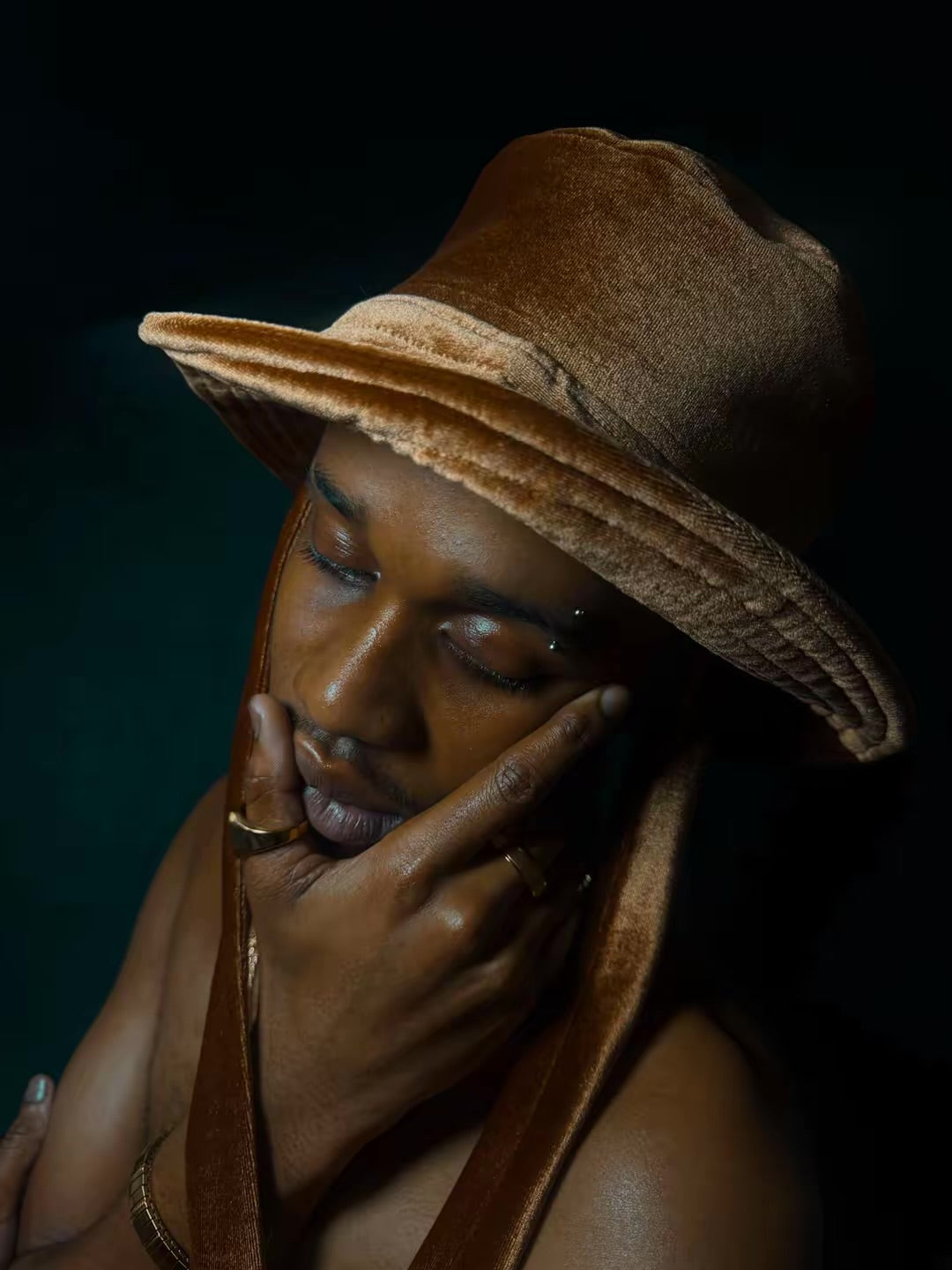 AURA BUCKET HAT